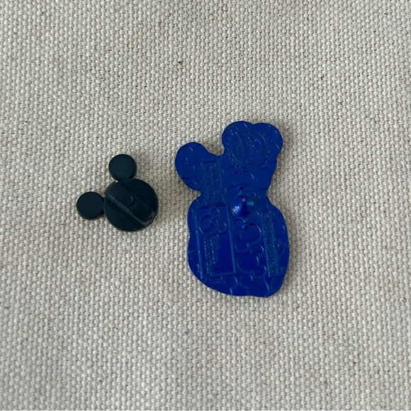 Disney Vacation Club Mickey Disney Trading Pin (2018) - Picture 2 of 2